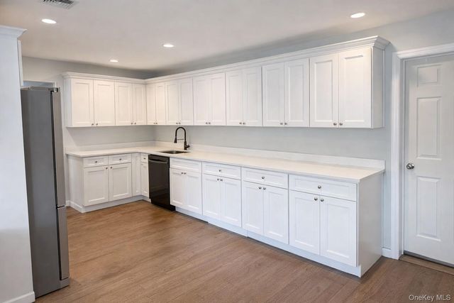 11 Manor Lane, Stony Brook, NY 11790