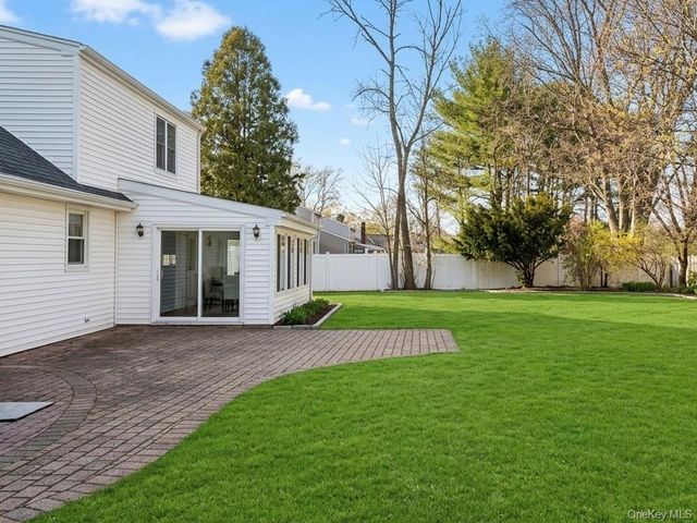11 Manor Lane, Stony Brook, NY 11790