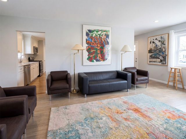 11 Manor Lane, Stony Brook, NY 11790