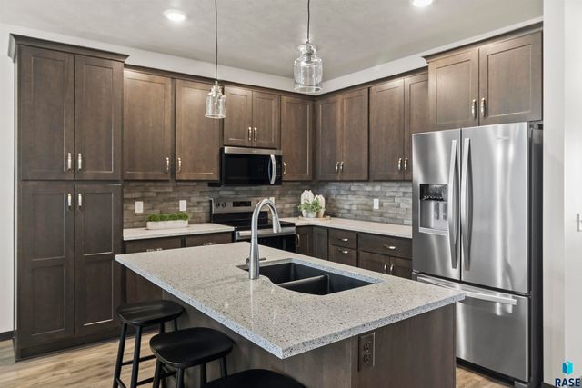 169 Thelma Ave, Harrisburg, SD 57032