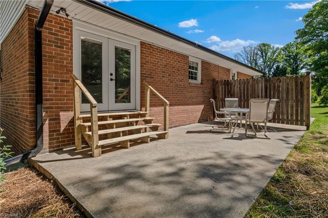 117 Kingswood Place Drive, Walnut Cove, NC 27052