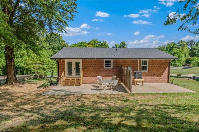 117 Kingswood Place Drive, Walnut Cove, NC 27052