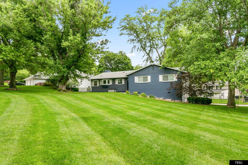 2135 Mullen Road, Omaha, NE 68124
