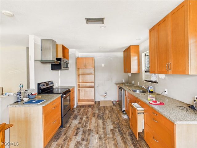 8287 Wren RD, Fort Myers, FL 33967