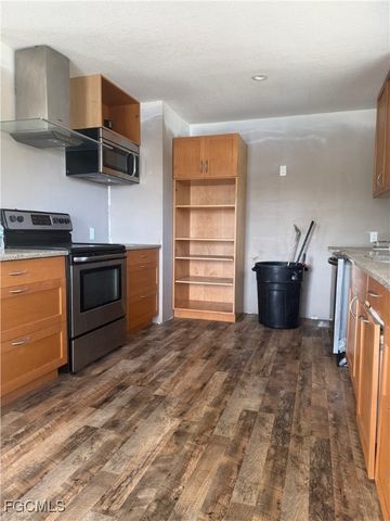 8287 Wren RD, Fort Myers, FL 33967