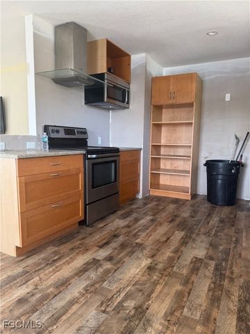 8287 Wren RD, Fort Myers, FL 33967