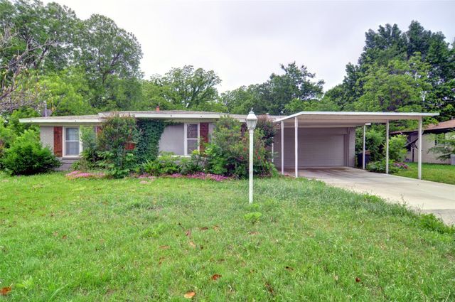 1110 Wade Hampton Street, Benbrook, TX 76126