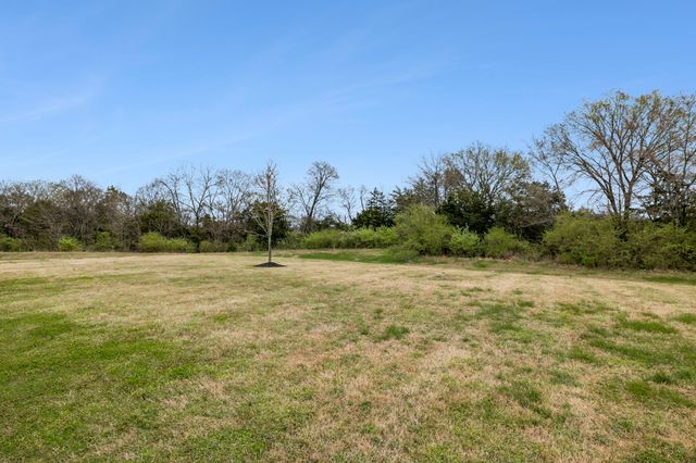 1442 Woodside Dr, Lebanon, TN 37087