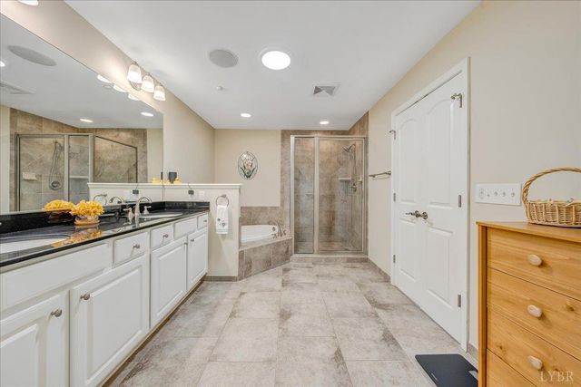 100 Bridgewater Pointe PL 403, Moneta, VA 24121