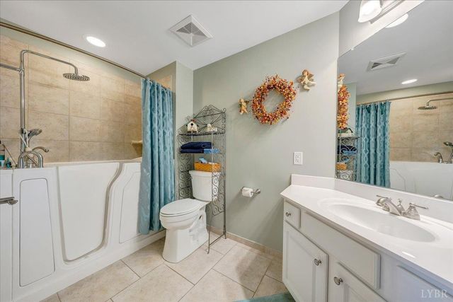 100 Bridgewater Pointe PL 403, Moneta, VA 24121
