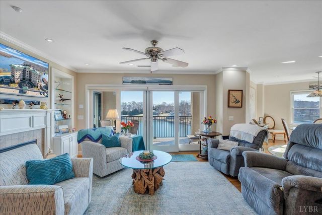 100 Bridgewater Pointe PL 403, Moneta, VA 24121