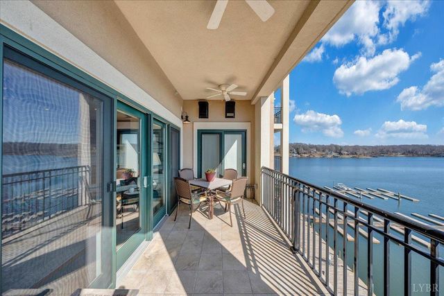 100 Bridgewater Pointe PL 403, Moneta, VA 24121