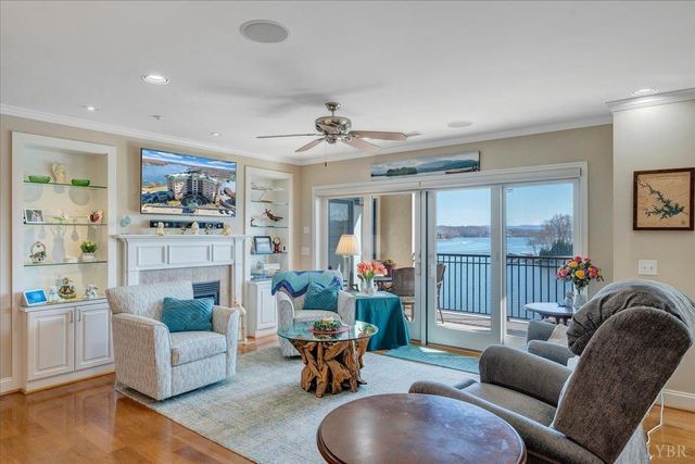 100 Bridgewater Pointe PL 403, Moneta, VA 24121