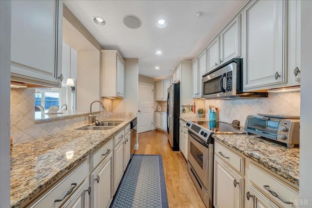 100 Bridgewater Pointe PL 403, Moneta, VA 24121