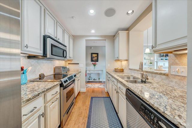 100 Bridgewater Pointe PL 403, Moneta, VA 24121