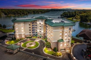 100 Bridgewater Pointe PL 403, Moneta, VA 24121