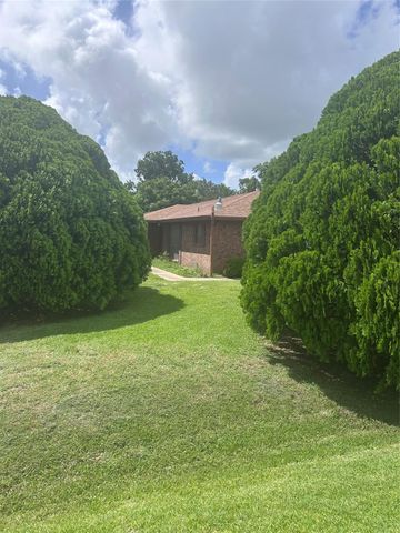 279 4th Street N, Van Vleck, TX 77482