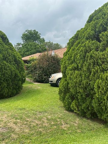279 4th Street N, Van Vleck, TX 77482