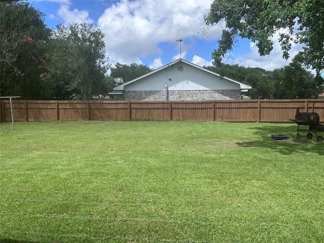 279 4th Street N, Van Vleck, TX 77482