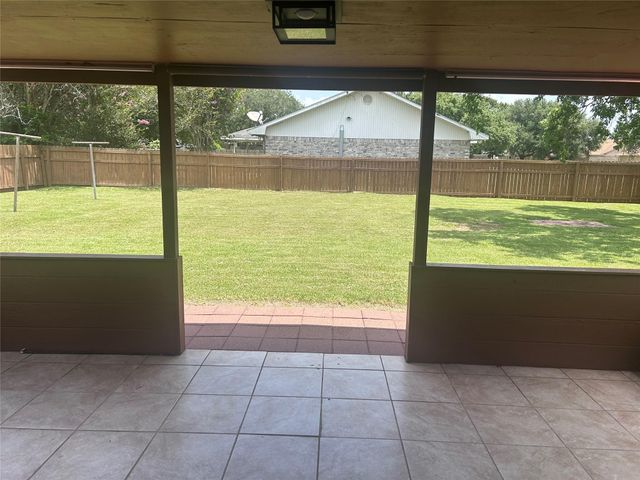 279 4th Street N, Van Vleck, TX 77482