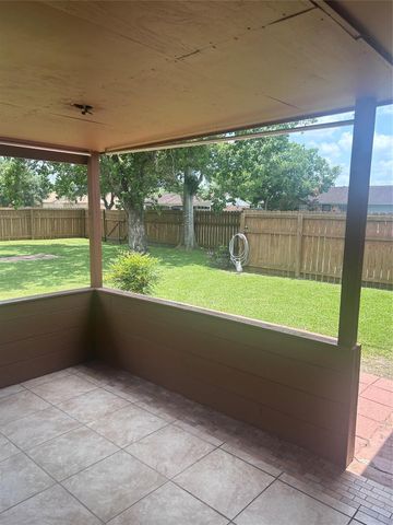 279 4th Street N, Van Vleck, TX 77482