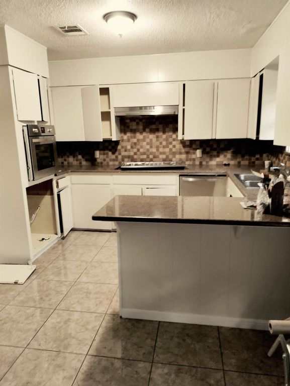 279 4th Street N, Van Vleck, TX 77482