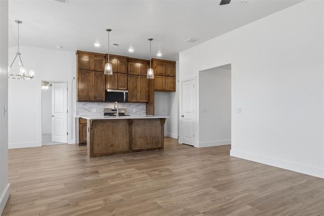 15913 Wolf Creek Way, Moore, OK 73170