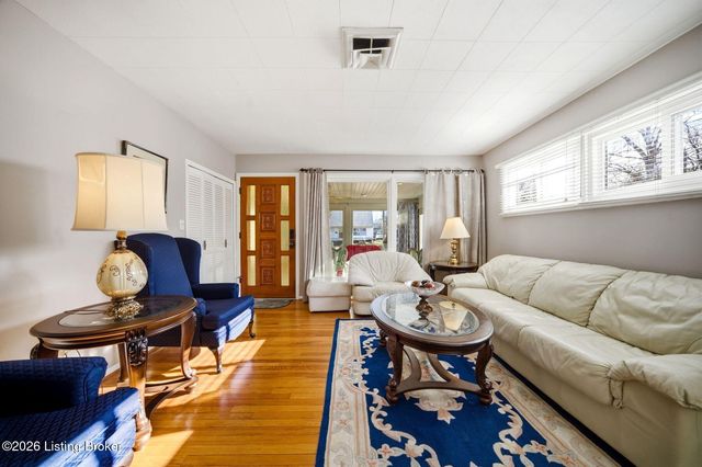 4820 Redstart Rd, Louisville, KY 40213