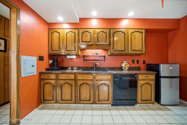 4820 Redstart Rd, Louisville, KY 40213