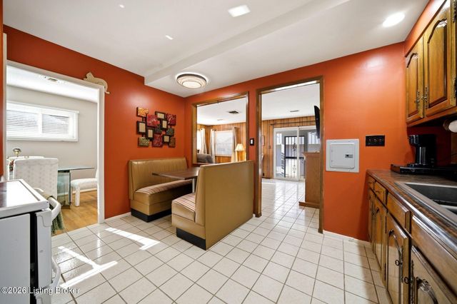 4820 Redstart Rd, Louisville, KY 40213