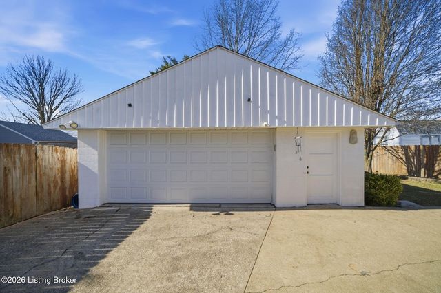 4820 Redstart Rd, Louisville, KY 40213