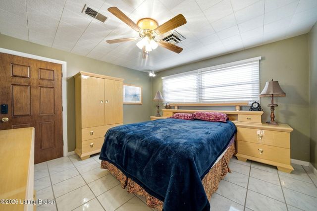 4820 Redstart Rd, Louisville, KY 40213