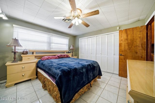 4820 Redstart Rd, Louisville, KY 40213