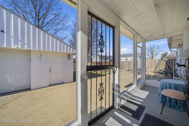 4820 Redstart Rd, Louisville, KY 40213