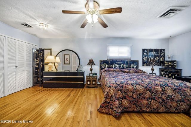 4820 Redstart Rd, Louisville, KY 40213