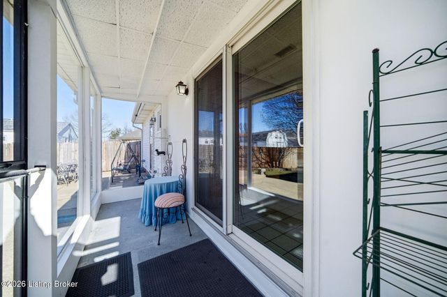 4820 Redstart Rd, Louisville, KY 40213