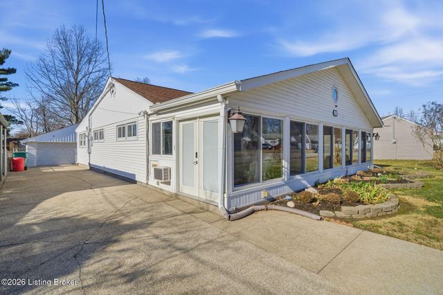 4820 Redstart Rd, Louisville, KY 40213