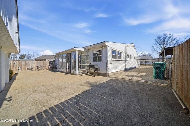 4820 Redstart Rd, Louisville, KY 40213