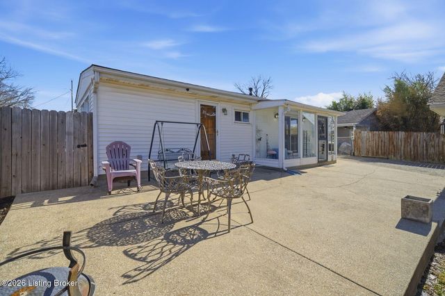 4820 Redstart Rd, Louisville, KY 40213