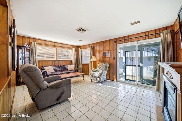 4820 Redstart Rd, Louisville, KY 40213