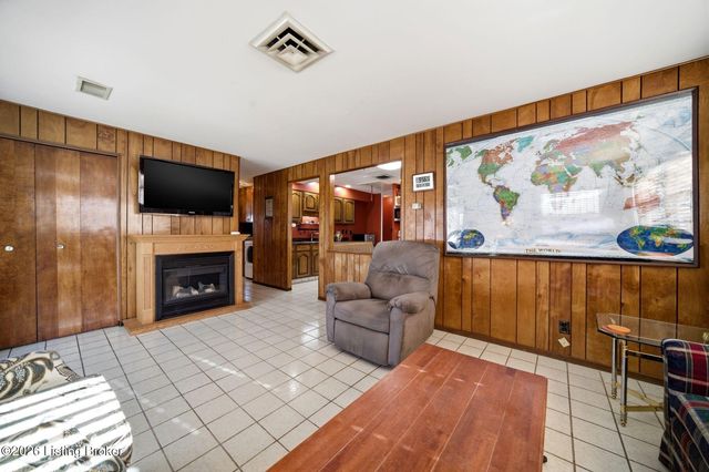 4820 Redstart Rd, Louisville, KY 40213