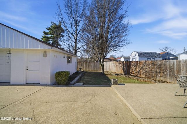 4820 Redstart Rd, Louisville, KY 40213