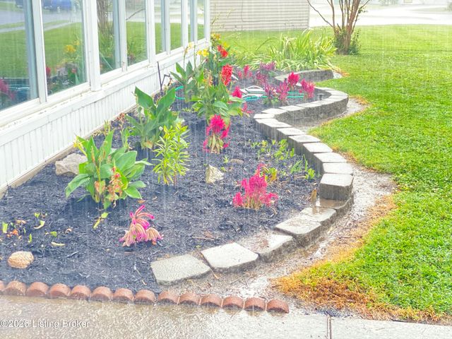 4820 Redstart Rd, Louisville, KY 40213