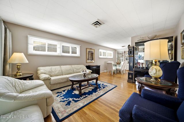 4820 Redstart Rd, Louisville, KY 40213