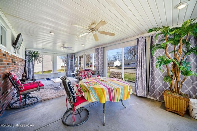 4820 Redstart Rd, Louisville, KY 40213