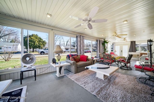 4820 Redstart Rd, Louisville, KY 40213