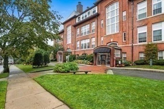 51 Pettee 34, Newton, MA 02464