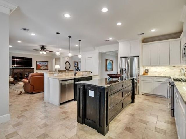 9 Robin Trail, Conroe, TX 77304