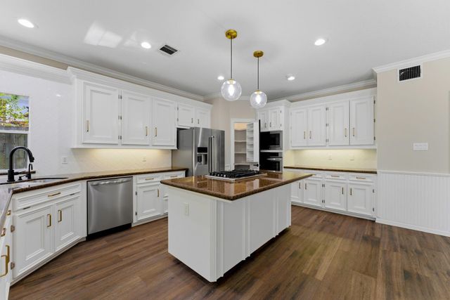 23 Shearwater Place, The Woodlands, TX 77381