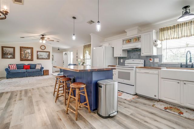 421 Red Bluff Circle, Millsap, TX 76066